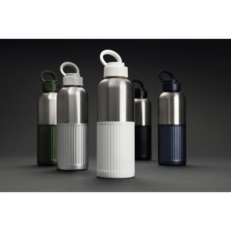 Plusieurs bouteilles présentées en groupe dans un environnement sombre avec différentes couleurs et bouchons, sans personnalisat