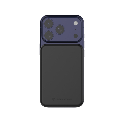 Batterie externe fixée au dos d’un smartphone en situation d’utilisation, sans personnalisation visible.