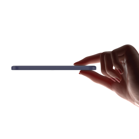 Batterie externe tenue entre les doigts montrant son épaisseur fine, sur fond clair, sans marquage apparent.