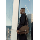 Sac messager porté en bandoulière par un homme en extérieur, illustrant l’usage en déplacement, sans personnalisation visible.