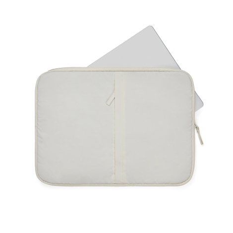 Housse beige avec ordinateur partiellement inséré, présentée sur fond neutre, sans personnalisation visible.