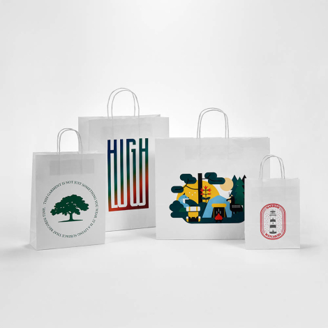 Ensemble de sacs en papier kraft avec différents visuels imprimés sur la face avant, marquages visibles