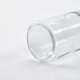 Détail du fond d’une bouteille en verre transparente couchée, base visible sans marquage apparent