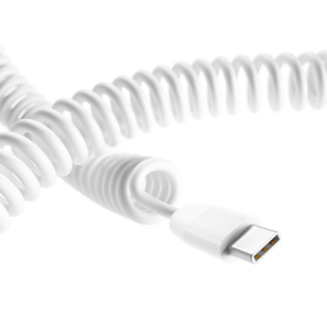 Vue en gros plan d’un câble blanc avec connecteur en extrémité, sans personnalisation visible