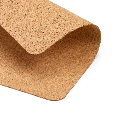 Détail d’un sous-main en liège avec coin relevé montrant la souplesse du matériau, sans marquage apparent