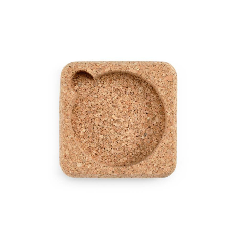 Vue de dessus d’un support carré en liège vide montrant l’emplacement circulaire, sans marquage visible