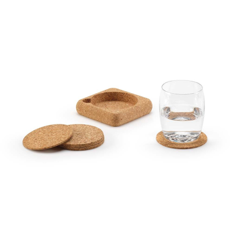 Plusieurs sous-verres ronds en liège empilés à côté du support avec un verre posé dessus, sans personnalisation apparente