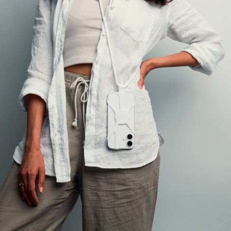 Smartphone porté en bandoulière par une femme avec cordon et fixation visible au dos, sans marquage apparent