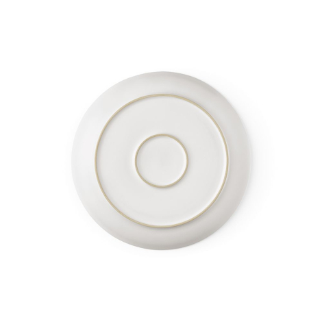 Vue de dessous d’une assiette plate en céramique blanche montrant le pied circulaire, sans personnalisation visible