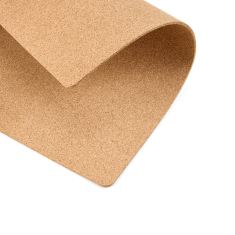 Vue en gros plan d’un set de table en liège plié montrant la souplesse du matériau, sans marquage apparent