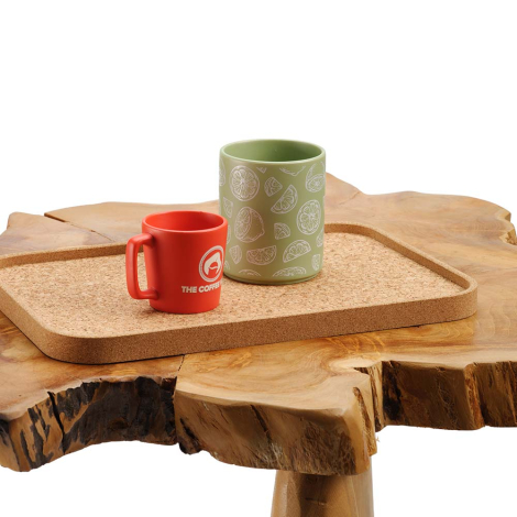 Plateau en liège utilisé pour servir des tasses sur une table, sans marquage apparent
