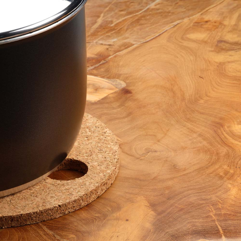 Dessous de plat en liège utilisé sous une casserole sur une table en bois, sans marquage apparent
