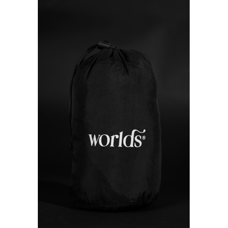 Pochette noire en gros plan sur fond sombre avec personnalisation apparente en grand format sur la face avant