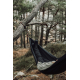 Hamac noir suspendu en forêt avec personne allongée, sans marquage visible sur le produit