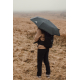 Personne de dos en extérieur tenant un parapluie ouvert, sans marquage visible sur le produit Personne de dos en extérieur tenant un parapluie ouvert, sans marquage visible sur le produit