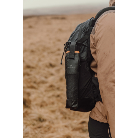 Parapluie replié dans housse attachée à un sac à dos, sans personnalisation apparente
