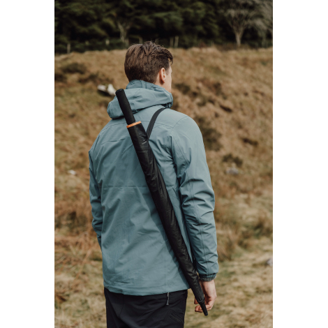 Personne de dos avec parapluie fermé porté dans le dos, sans personnalisation visible