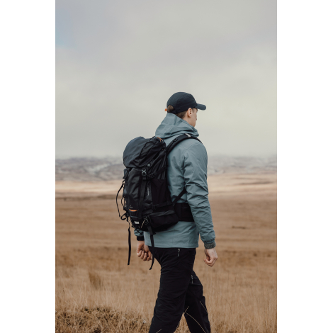 Sac à dos porté par une personne de dos en extérieur, sans personnalisation visible