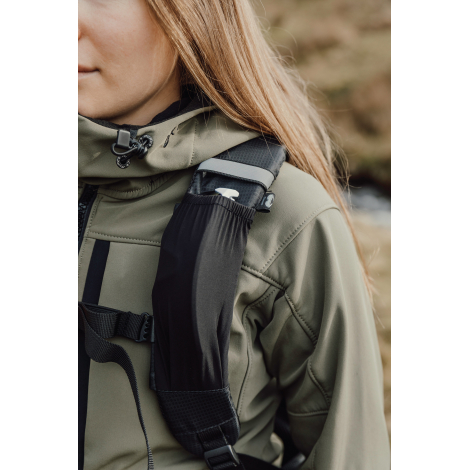 Gros plan sur une bretelle portée avec accessoire inséré, sans marquage visible