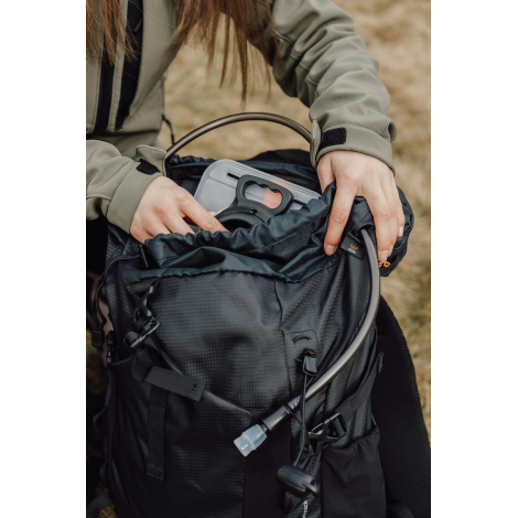 Compartiment supérieur du sac ouvert avec objets à l’intérieur, sans personnalisation visible