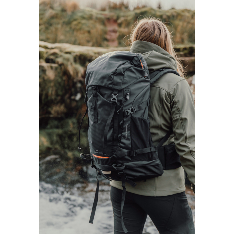 Sac à dos porté en extérieur par une personne vue de dos, sans personnalisation visible