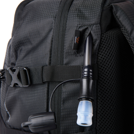 Gros plan sur le côté du sac avec tube d’hydratation intégré et détails techniques, sans personnalisation visible