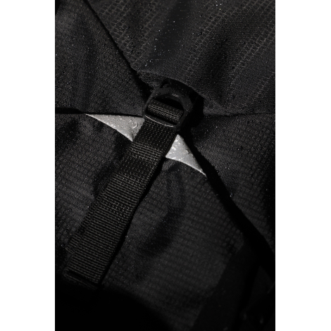 Gros plan sur sangle et système de fixation du sac, sans marquage visible