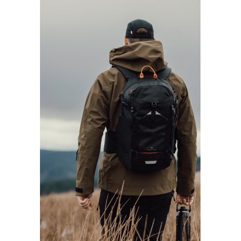 Sac à dos porté par une personne de dos en extérieur, sans personnalisation visible