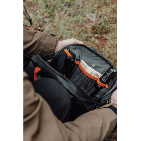 Sac ouvert tenu par une personne montrant les compartiments internes, sans marquage visible