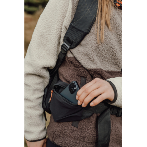 Gros plan sur poche portée à la taille avec objet à l’intérieur, sans personnalisation visible