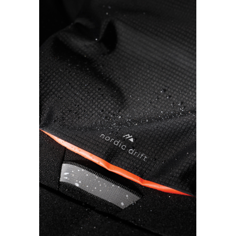 Gros plan sur la matière du sac avec gouttes d’eau et éléments graphiques, sans personnalisation apparente