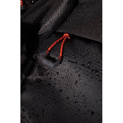 Gros plan sur poignée et cordon du sac avec détails techniques, sans marquage visible