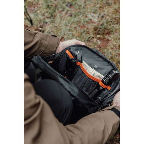 Sac ouvert tenu par une personne montrant les compartiments internes, sans personnalisation visible