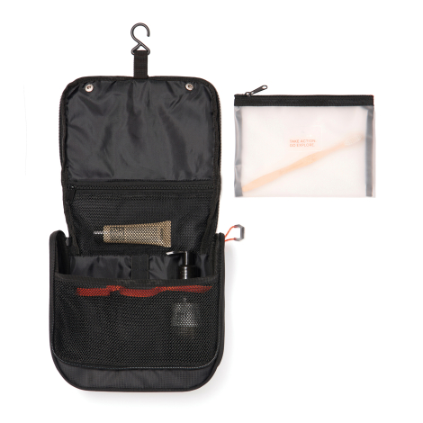 Trousse ouverte suspendue avec compartiments intérieurs et accessoires visibles, sans personnalisation apparente