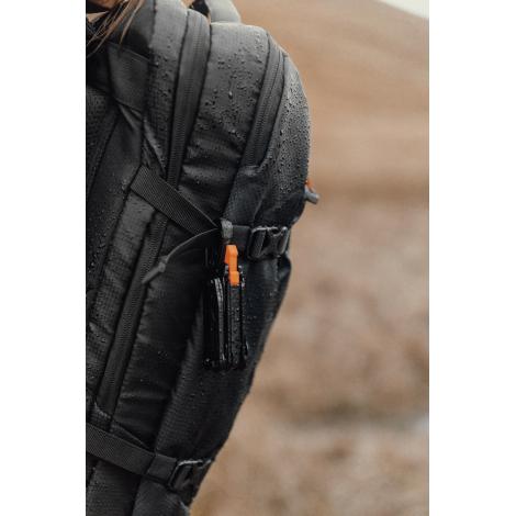 Gros plan sur côté du sac avec accessoire attaché, sans marquage visible