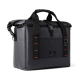 Sac isotherme noir en vue perspective montrant la poche avant avec personnalisation visible