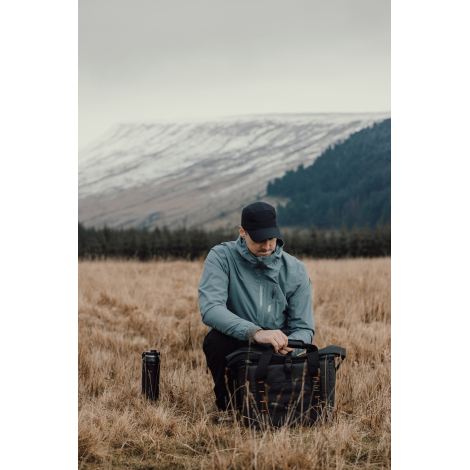 Personne utilisant un sac isotherme en extérieur sans marquage visible