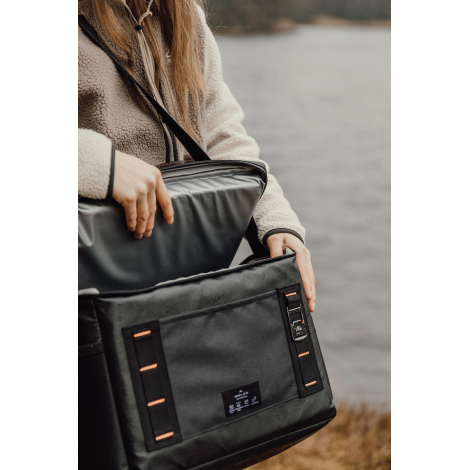 Glacière manipulée avec ouverture du compartiment supérieur, sans personnalisation visible