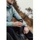 Personne assise en extérieur tenant une gourde isotherme noire, sans personnalisation visible Personne assise en extérieur tenant une gourde isotherme noire, sans personnalisation visible