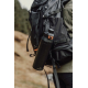 Bouteille fixée sur un sac à dos en extérieur, sans personnalisation visible Bouteille fixée sur un sac à dos en extérieur, sans personnalisation visible