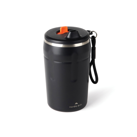 Mug isotherme noir en vue perspective sur fond neutre sans marquage visible