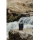 Mug isotherme posé sur un rocher en extérieur sans personnalisation visible Mug isotherme posé sur un rocher en extérieur sans personnalisation visible