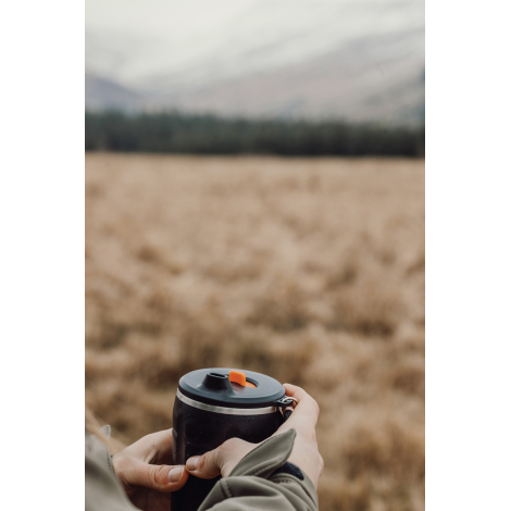 Gros plan sur le haut du mug tenu à la main sans marquage visible