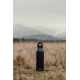 Bouteille posée dans un environnement naturel en extérieur, sans personnalisation visible