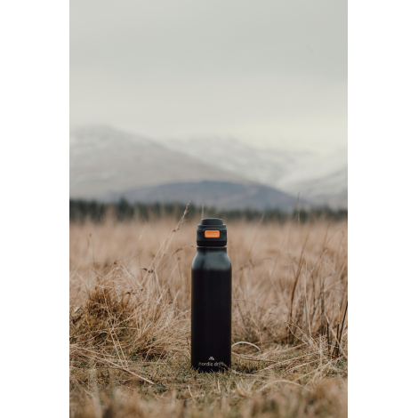 Bouteille posée dans un environnement naturel en extérieur, sans personnalisation visible