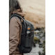 Bouteille rangée dans une poche latérale de sac à dos en extérieur, sans personnalisation visible