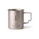 Mug en titane finition mate avec anse vu de face sur fond neutre avec personnalisation visible Mug en titane finition mate avec anse vu de face sur fond neutre avec personnalisation visible