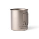 Mug en titane vu de face sur fond neutre sans marquage visible Mug en titane vu de face sur fond neutre sans marquage visible