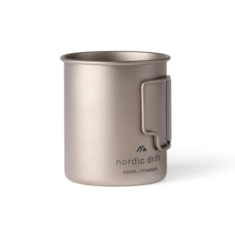 Mug en titane vu de face sur fond neutre sans marquage visible