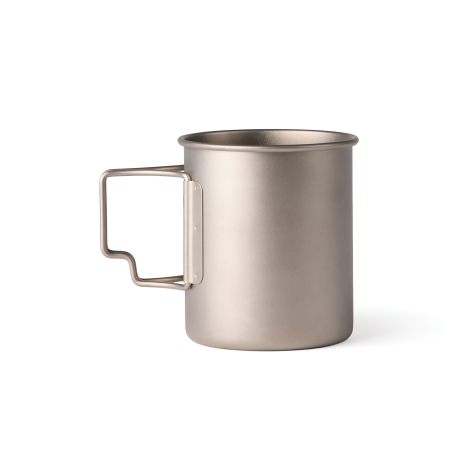 Mug en titane vu de dos sur fond neutre sans personnalisation visible